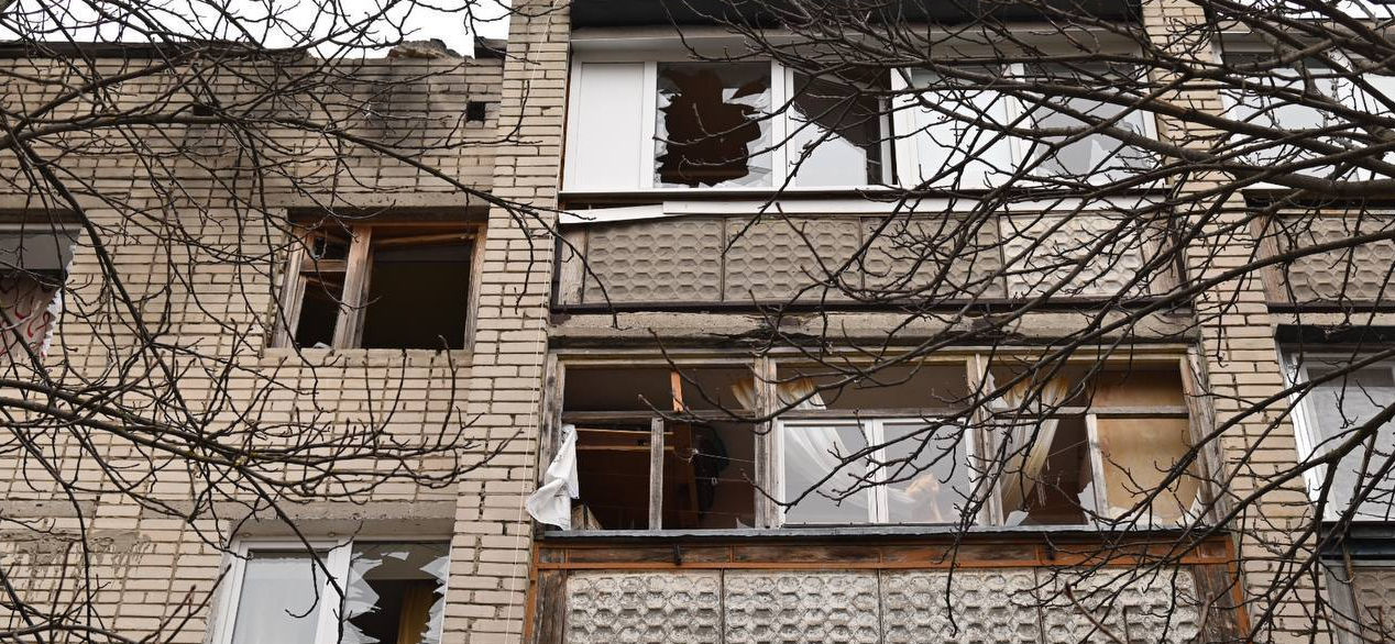 В Белгороде беспилотник попал в многоквартирный дом.
