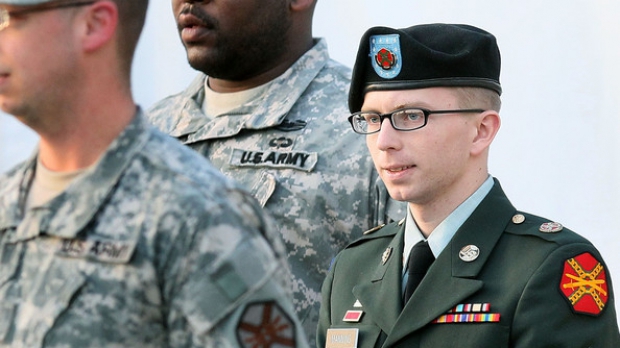 Bradley Manning, a fost condamnat miercuri la 35 de ani de închisoare pentru că a furnizat sute de mii de documente secrete site-ului WikiLeaks.