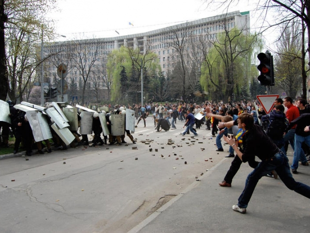 Initiativa a aparut in contextul implinirii a 5 ani de protestele violente de la 7 aprilie, cand sute de tineri au fost maltratati.