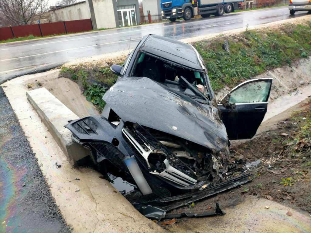 Серьезная авария в Сынжерее: 24-летний водитель "слетел" в кювет.
