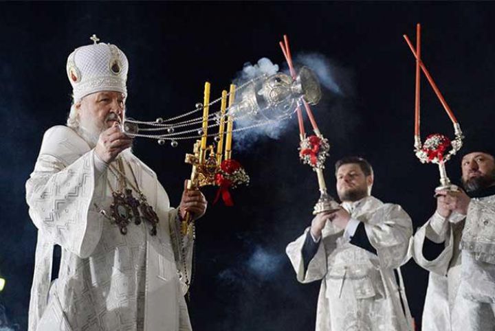 Lumânările ritualice s-au stins în momentul în care de liderul religios s-a apropiat Vladimir Putin. Foto: zloy-odessit.livejournal.com
