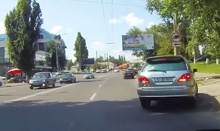 Момент нарушения ПДД столичным водителем попал на видео.