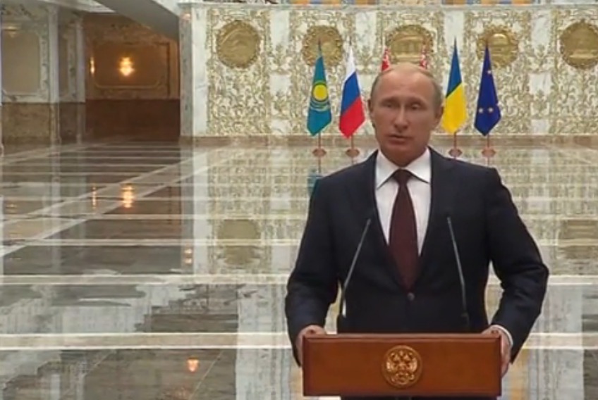 Путин уточнил, что на двусторонней встрече с Порошенко условия прекращения огня на Украине предметно не обсуждались.