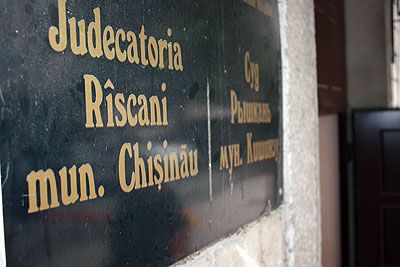 Doua angajate de la Judecatoria Rascani, condamnate pentru gestionarea frauduloasa a unor dosare. Foto: protv.md