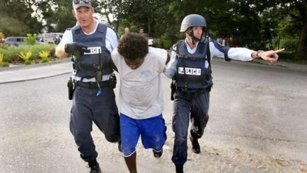 Un hoț a adormit în casa pe care o spărsese, după ce s-a cinstit cu o șampanie. Foto: tvr.ro