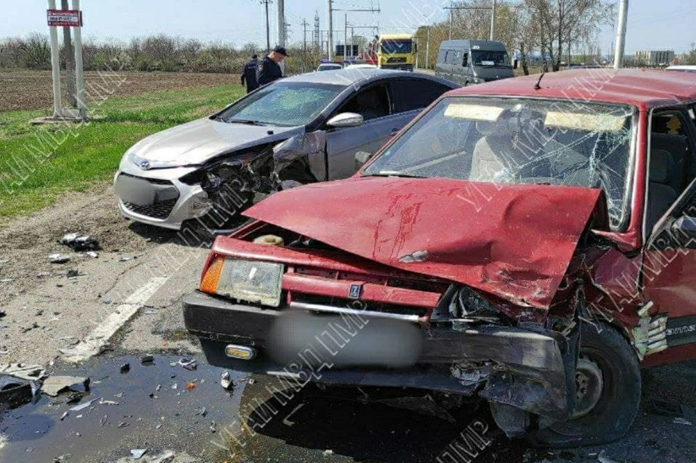 На трассе Тирасполь - Бендеры столкнулись два автомобиля.