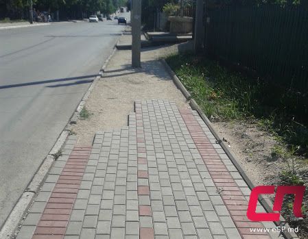 В настоящий момент работы по завершению устройства тротуара не ведутся. Фото: Esp.md