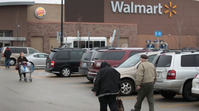 Один человек, находившийся в грузовике, подошел к сотруднику Walmart на стоянке и попросил воды. 