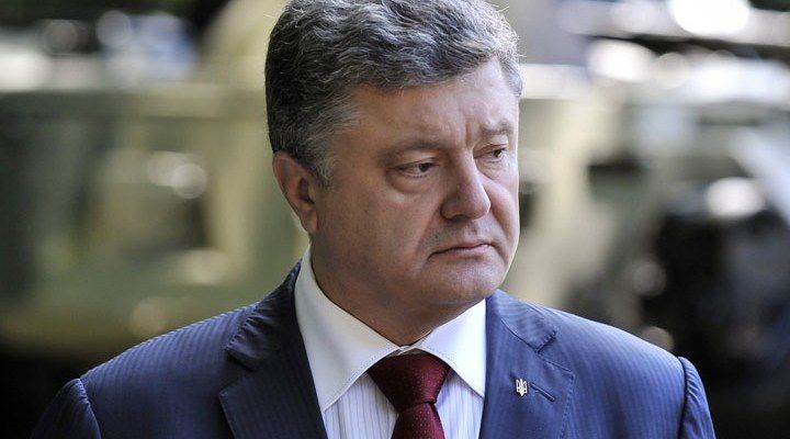 Salariul președintelui Ucrainei, Petro Poroșenko, începând cu 2014, este alocat în scopuri critabile. Foto: canal3.md