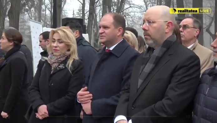 Чебан у бюста Эминеску проигнорировал обвинения в предательстве.