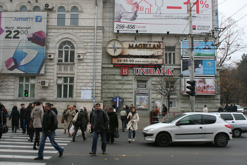 Autorităţile locale promit să evacueze gheretele şi panourile publicitare de pe bulevardul Ştefan cel Mare. Foto: jurnal.md