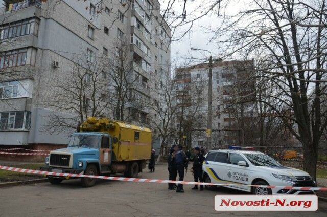 На место выехали спасатели, взрывотехники, правоохранители, аварийная бригада газовой службы и машина скорой помощи.
