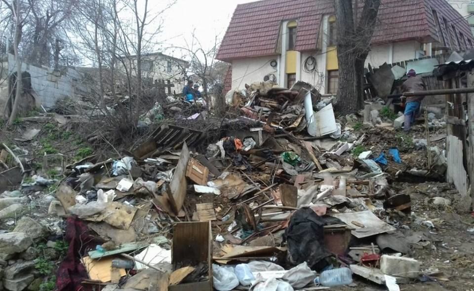 В Кишиневе ликвидировали несанкционированную свалку.