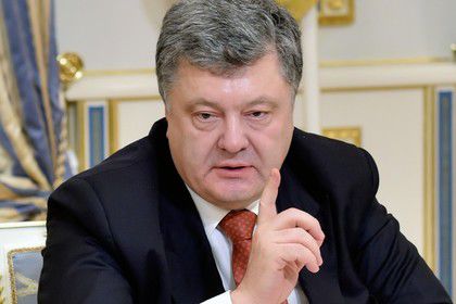 Украинский лидер также подчеркнул, что Украина выполняет минские договоренности.