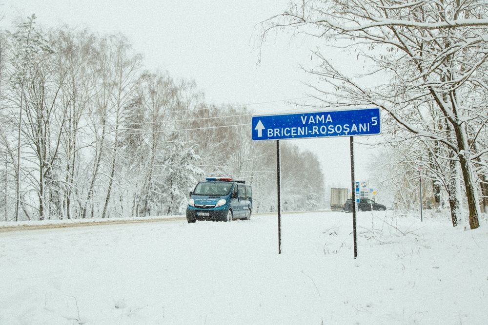 Noi indicatoare rutiere instalate pe traseele ce duc spre punctele de trecere Briceni și Larga. 
