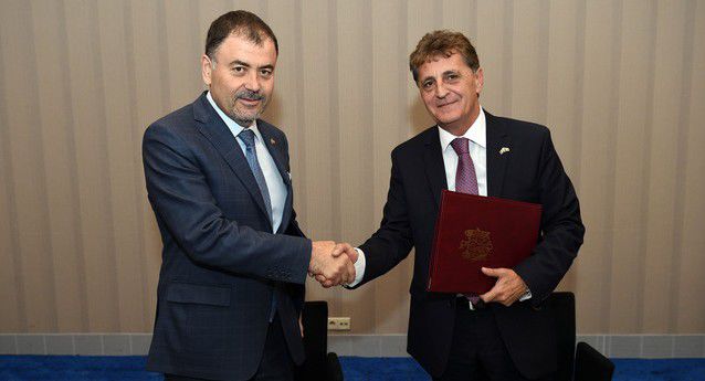 Министры обороны Молдовы и Румынии Анатолиий Шалару и Мирча Душа объединили армии.
