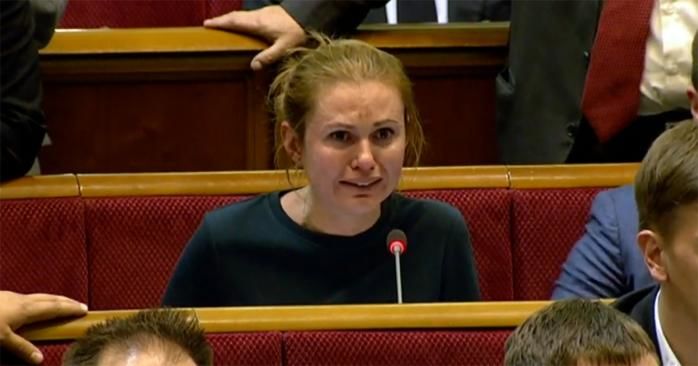 Депутат Рады расплакалась на заседании.