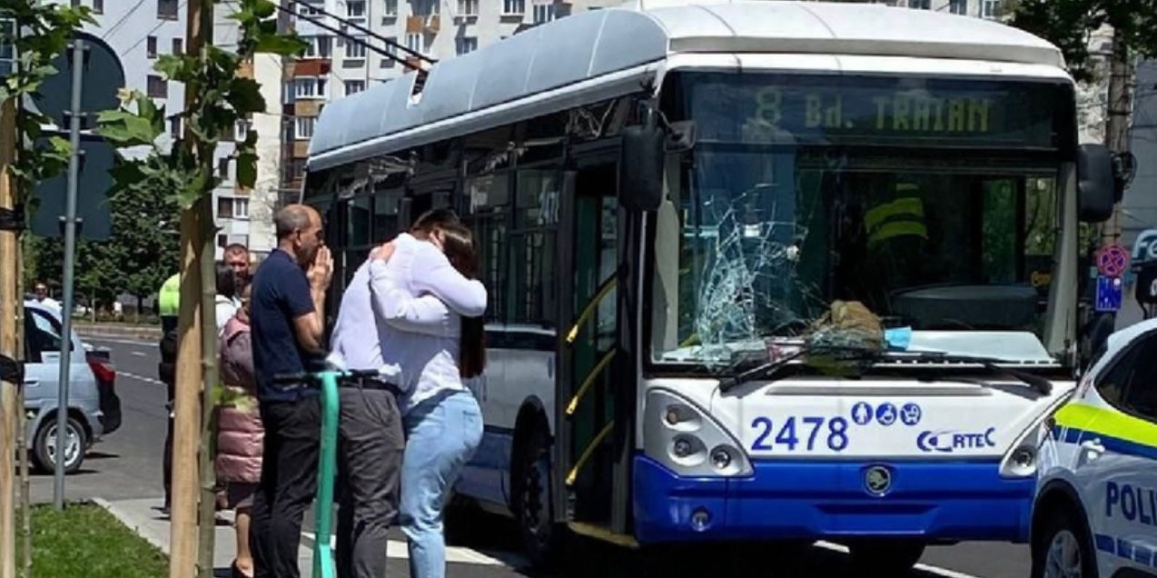 O femeie, lovită mortal de un troleibuz la Botanica: Traversa strada neregulamentar.