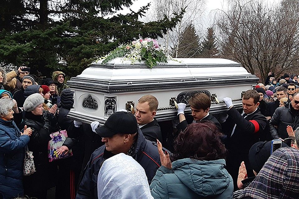 В Москве похоронили Юлию Началов.