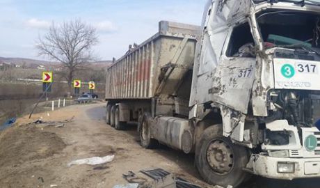 Câteva tone de grâu, împrăştiate pe drum după ce autocamionul cu care era transportat s-a răsturnat. Foto: jurnal.md