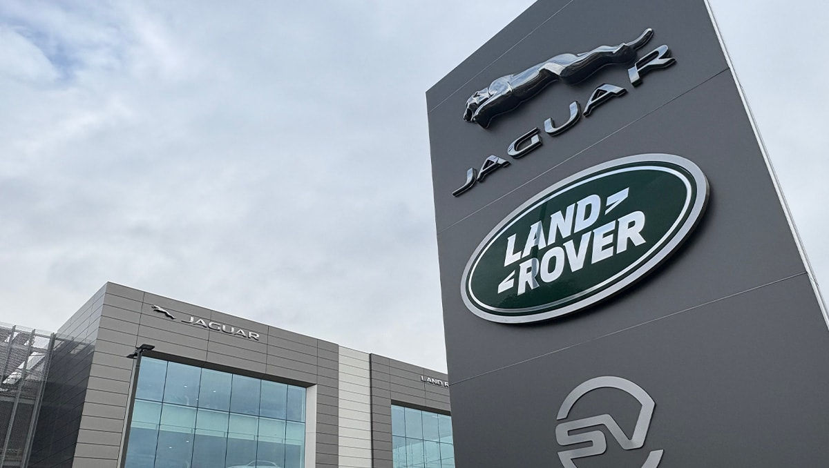 Jaguar Land Rover из-за кибератаки надолго остановила производство.
