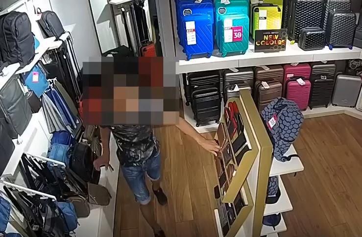 Молодой человек вину отрицает. Он заявил, что ничего не крал и кошелек принадлежит ему.