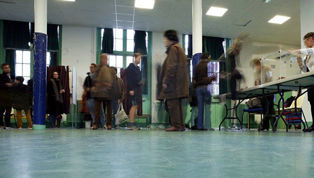 Явка избирателей в голосовании первого тура праймериз правых и центристов во Франции к полудню превысила отметку в 1,1 миллиона человек.