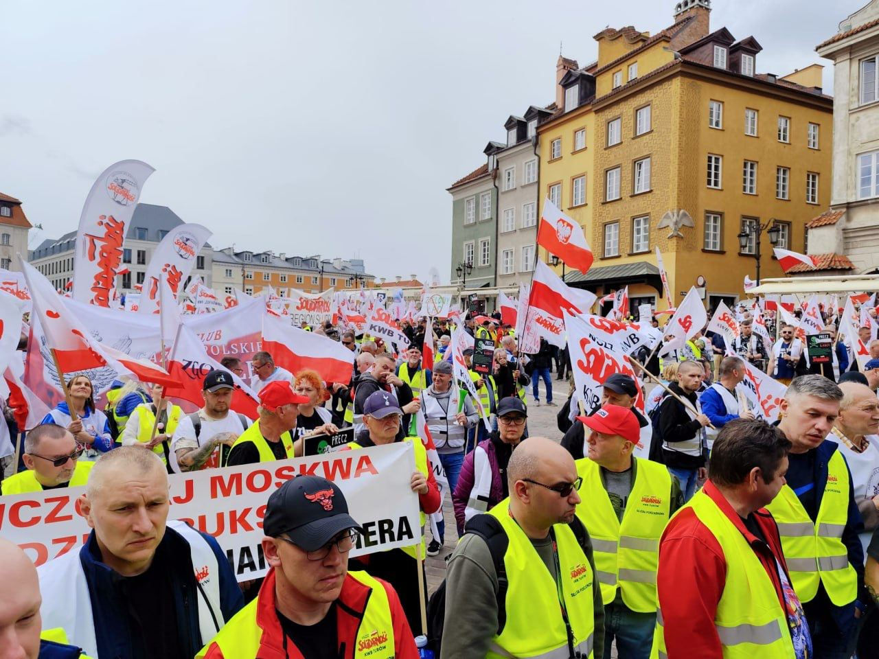 Польские фермеры проводят большой протест в Варшаве.
