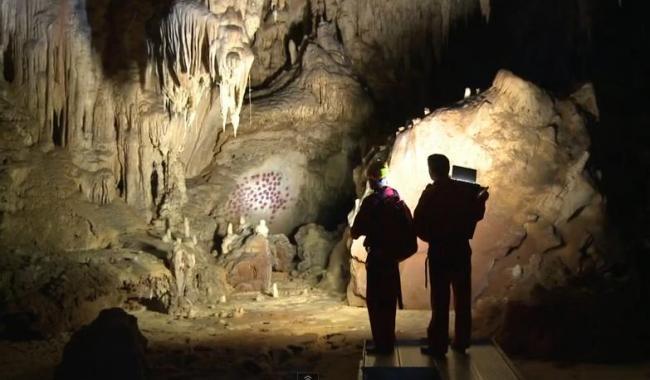 Potrivit news.com.au, doar trei persoane au acces în peşteră, intrarea în grotă fiind sigilată cu o uşă ranforsată, de jumătate de tonă.
