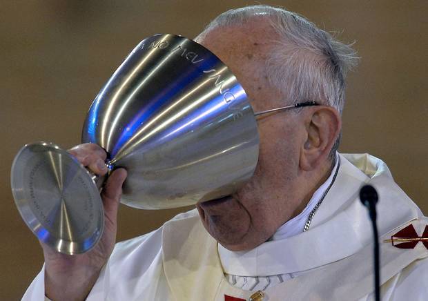 Institutul Mondial al Vinului din California arată că Vaticanul are cel mai mare consum anual de vin pe cap de locuitor.