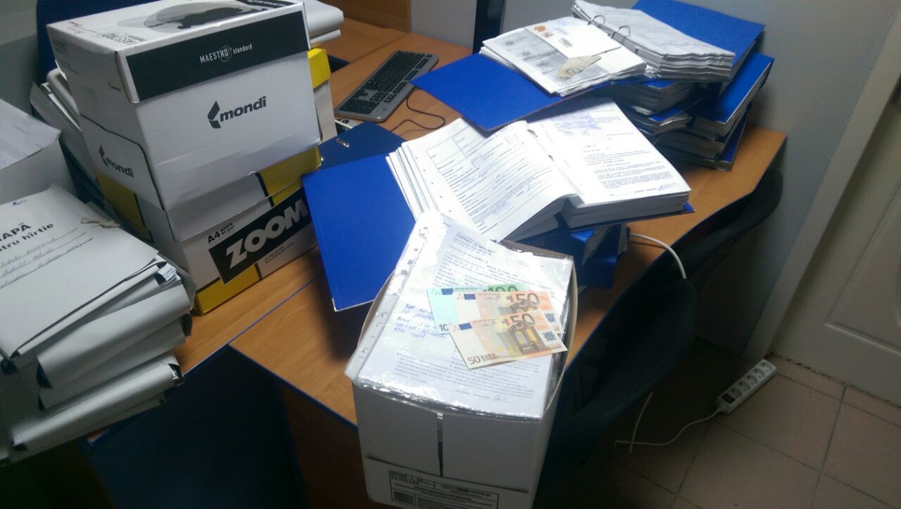 Imagini din oficiile companiilor de creditare percheziționate. 