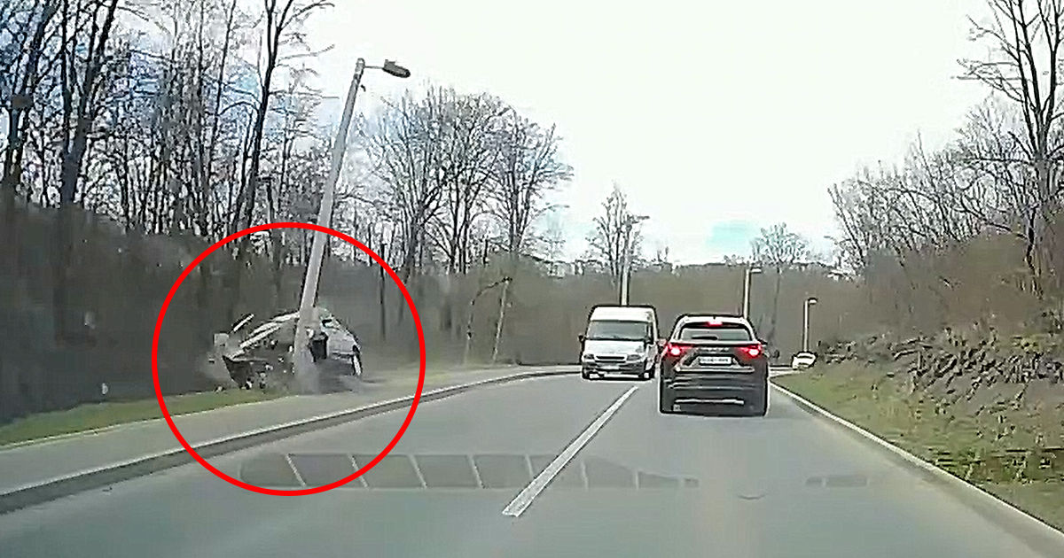 Accident în Capitală: Un automobil s-a izbit de un pilon electric.