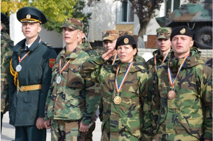 Конституционный суд решил, что запрет множественного гражданства для военных по контракту, являются неконституционным.