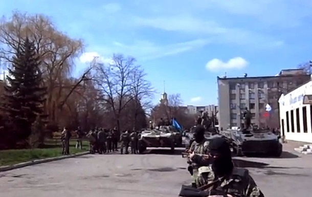 По состоянию на 15.00 16 апреля, бронетехника располагается неподалеку от одного из административных зданий в центре Славянска.