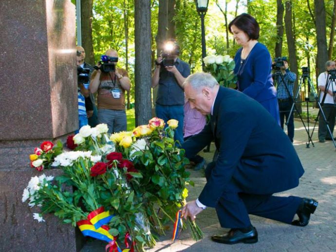 Президента Николая Тимофти сопровождала на мероприятии по чествованию поэта первая леди Маргарета Тимофти и президентские советники.