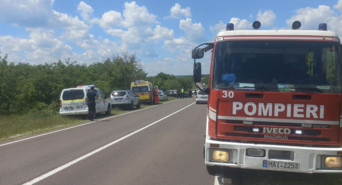 В Яловенском районе произошло ДТП: 15-летняя девушка оказалась заблокированной в авто.