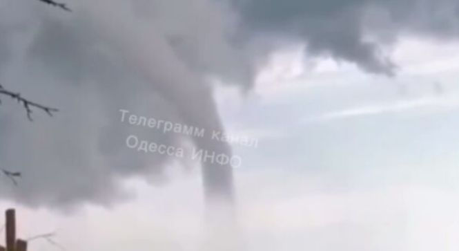 В Одессе над домами заметили смерч.