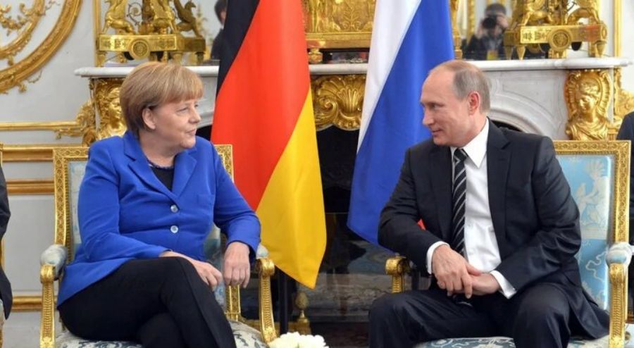 В Сети гадают, кто позвонил Меркель в начале встречи с Путиным.