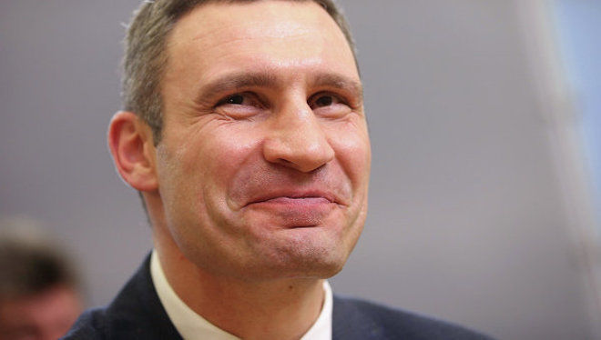 Банк ограничил выдачу наличных, и теперь перед отделениями учреждения собираются толпы.
