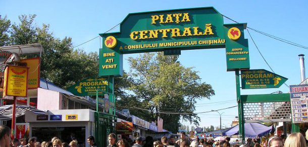 Piaţa Centrală continuă să-i atragă pe turiştii străini. Foto: upload.wikimedia.org