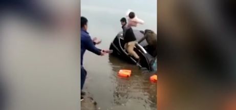 В Китае отец кинул своего ребёнка в руки приятелю, чтобы малыш не утонул.