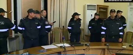 Сотрудники полиции ворвались накануне в здание мэрии, чтобы вывести оттуда протестующих.