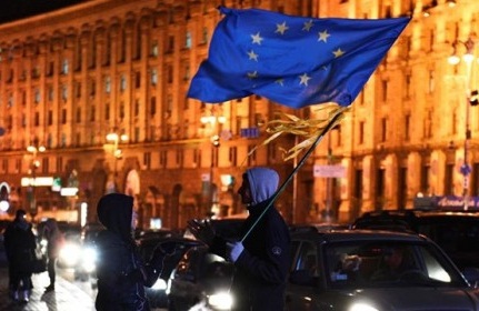 Также европарламентарии призвали отменить визовый режим с украинцами.