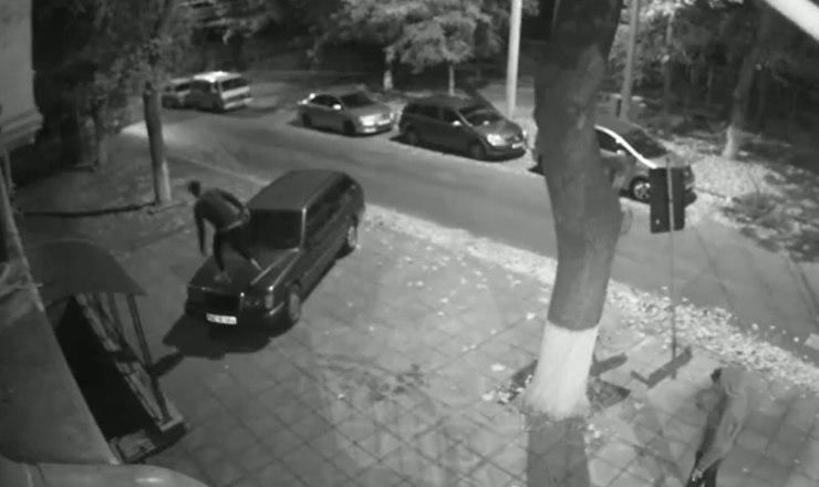 Мужчина также отметил, что парни словно не заметили пять камер видеонаблюдения, которые зафиксировали их действия.