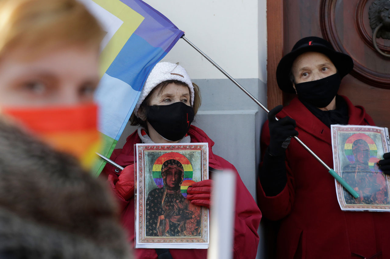 В Польше судят активисток из-за плаката Девы Марии с радужным ореолом.
