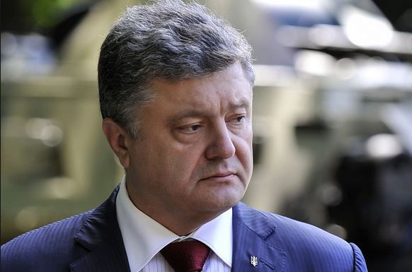 Petro Poroşenko, a semnat un decret prin care interzice accesul pe teritoriul Ucrainei mai multor cetăţeni străini, în special fiind vorba de cei ai Federaţiei Ruse.