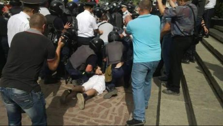 Группа активистов движения "Антифа" спровоцировала столкновения с полицией перед зданием Генеральной прокуратуры.