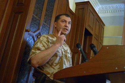 Болотов утверждает, что после того, как украинские силовики взяли под контроль Счастье, они начали стрелять в мирных жителей, в основном мужчин.