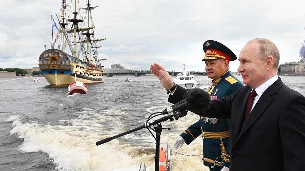 В Петербурге прошел главный военно-морской парад России.