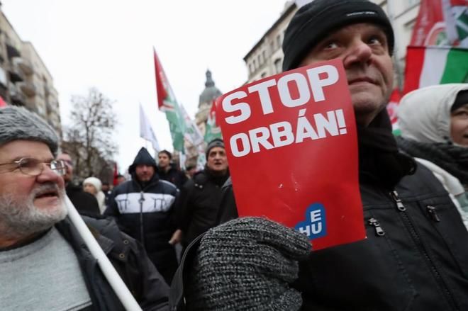 Тысячи жителей Будапешта протестуют против «закона о рабстве».